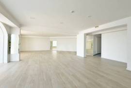 Loja com 250m2 e Vista Mar em São Pedro do Estoril