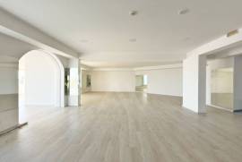 Loja com 250m2 e Vista Mar em São Pedro do Estoril