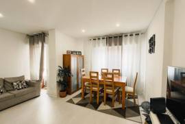 Apartamento T3 em Agualva com Arrecadação