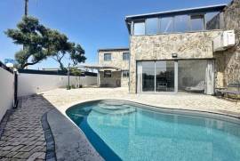 Moradia T3 em Alcabideche com Piscina e Vista para a Serra