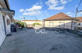 Building in Abraveses with Two Independent Fractions and Shops on the Ground Floor