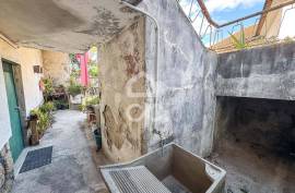 Building in Abraveses with Two Independent Fractions and Shops on the Ground Floor