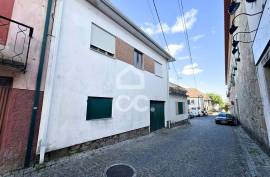 Building in Abraveses with Two Independent Fractions and Shops on the Ground Floor