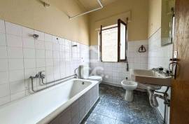 Building in Abraveses with Two Independent Fractions and Shops on the Ground Floor