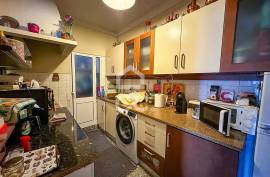 Building in Abraveses with Two Independent Fractions and Shops on the Ground Floor