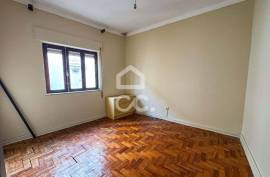 Building in Abraveses with Two Independent Fractions and Shops on the Ground Floor