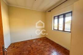 Building in Abraveses with Two Independent Fractions and Shops on the Ground Floor