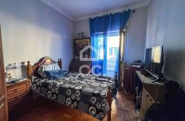 Building in Abraveses with Two Independent Fractions and Shops on the Ground Floor