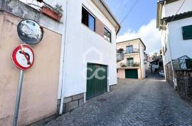 Building in Abraveses with Two Independent Fractions and Shops on the Ground Floor