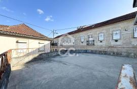 Building in Abraveses with Two Independent Fractions and Shops on the Ground Floor