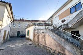 Building in Abraveses with Two Independent Fractions and Shops on the Ground Floor