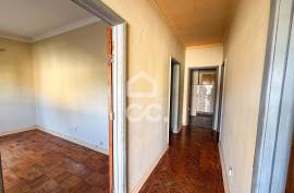 Building in Abraveses with Two Independent Fractions and Shops on the Ground Floor