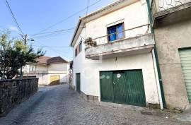 Building in Abraveses with Two Independent Fractions and Shops on the Ground Floor