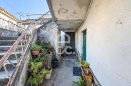 Building in Abraveses with Two Independent Fractions and Shops on the Ground Floor