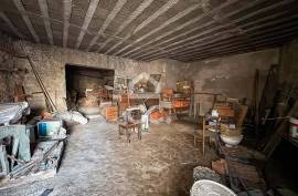 Building in Abraveses with Two Independent Fractions and Shops on the Ground Floor