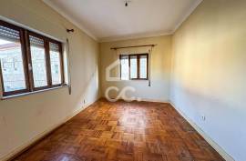 Building in Abraveses with Two Independent Fractions and Shops on the Ground Floor