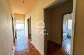 Building in Abraveses with Two Independent Fractions and Shops on the Ground Floor