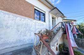 Building in Abraveses with Two Independent Fractions and Shops on the Ground Floor