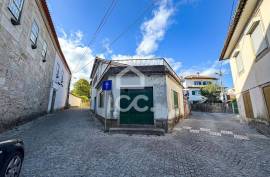 Building in Abraveses with Two Independent Fractions and Shops on the Ground Floor