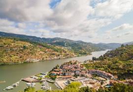 Urban land with 4,972 m² with approved PIP, overlooking the Douro River, located in Caldas de Aregos