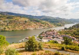 Urban land with 4,972 m² with approved PIP, overlooking the Douro River, located in Caldas de Aregos