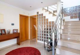 3+2 bedroom villa in a gated community with sea views in Vilamoura