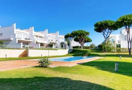 3+2 bedroom villa in a gated community with sea views in Vilamoura