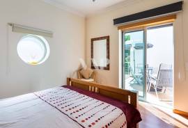 3+2 bedroom villa in a gated community with sea views in Vilamoura