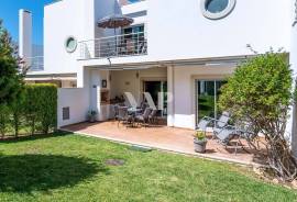 3+2 bedroom villa in a gated community with sea views in Vilamoura