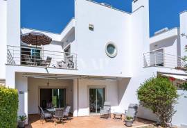 3+2 bedroom villa in a gated community with sea views in Vilamoura