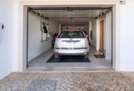 3+2 bedroom villa in a gated community with sea views in Vilamoura