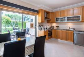 3+2 bedroom villa in a gated community with sea views in Vilamoura