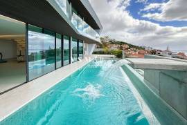 Luxury 4-Bedroom Villa with Panoramic Views over Funchal Bay