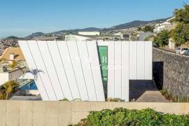 Luxury 4-Bedroom Villa with Panoramic Views over Funchal Bay