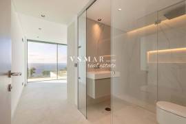 Luxury 4-Bedroom Villa with Panoramic Views over Funchal Bay