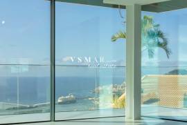 Luxury 4-Bedroom Villa with Panoramic Views over Funchal Bay