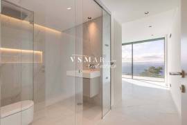 Luxury 4-Bedroom Villa with Panoramic Views over Funchal Bay