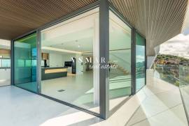 Luxury 4-Bedroom Villa with Panoramic Views over Funchal Bay