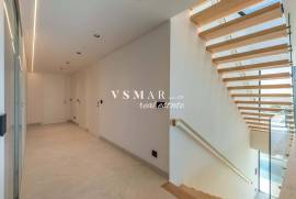 Luxury 4-Bedroom Villa with Panoramic Views over Funchal Bay