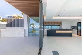 Luxury 4-Bedroom Villa with Panoramic Views over Funchal Bay