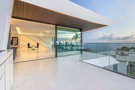 Luxury 4-Bedroom Villa with Panoramic Views over Funchal Bay