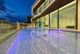 Luxury 4-Bedroom Villa with Panoramic Views over Funchal Bay