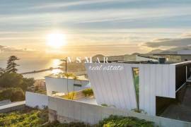 Luxury 4-Bedroom Villa with Panoramic Views over Funchal Bay
