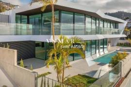 Luxury 4-Bedroom Villa with Panoramic Views over Funchal Bay