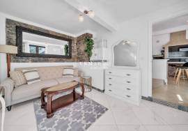 Serene Retreat: Greek-style Home in Madalena do Mar