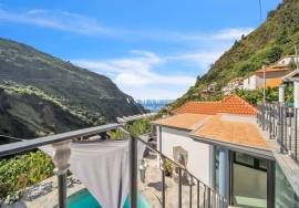 Serene Retreat: Greek-style Home in Madalena do Mar