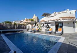 Charming 3-bedroom villa, completely renovated, next to the Pinhal golf course in Vilamoura.