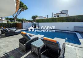 Charming 3-bedroom villa, completely renovated, next to the Pinhal golf course in Vilamoura.