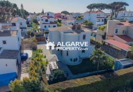 Charming 3-bedroom villa, completely renovated, next to the Pinhal golf course in Vilamoura.