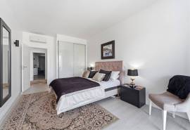 Albufeira – south-facing 4-bedroom townhouse in private condominium